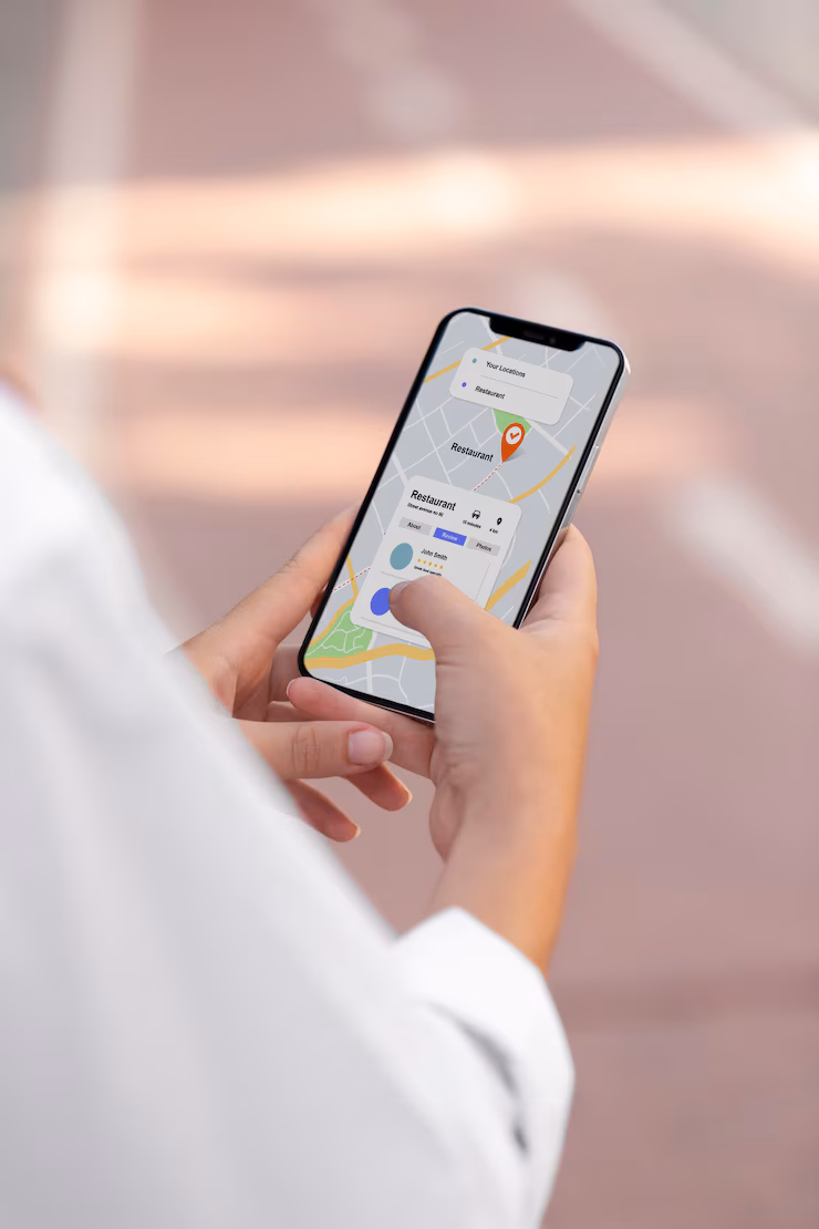 Já pensou em ter seu próprio Aplicativo Mobile? 1 feche as maos usando o aplicativo de mapas 23 2149168661
