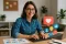 mulher-sorridente-usando-laptop_53876-1069358